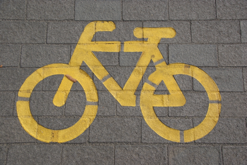 Enschede legt CO2-neutraal asfalt op fietspad langs Parkweg